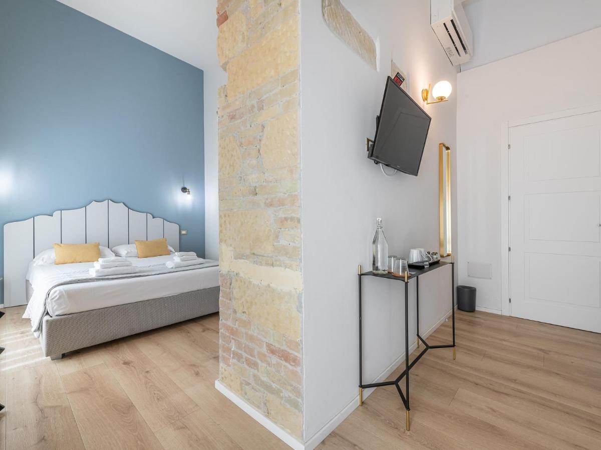 Orma Design Rooms - Historic Centre Кальярі Екстер'єр фото